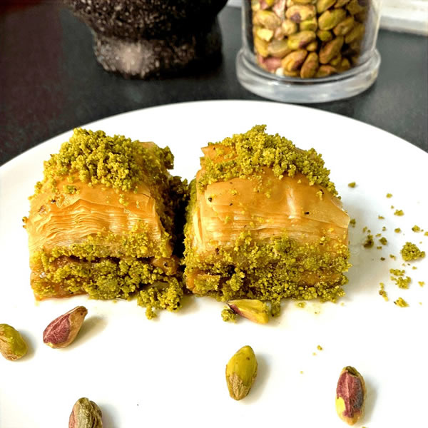 Baklava with Pistachios (8 pieces)